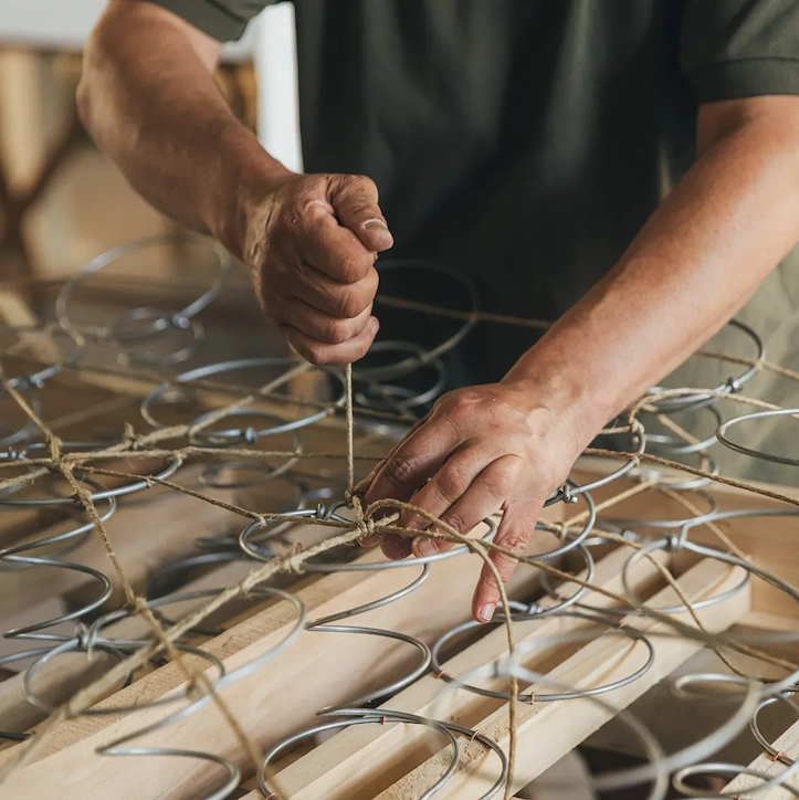 Guindage artisanal des ressorts à la corde de lin - savoir-faire litier traditionnel