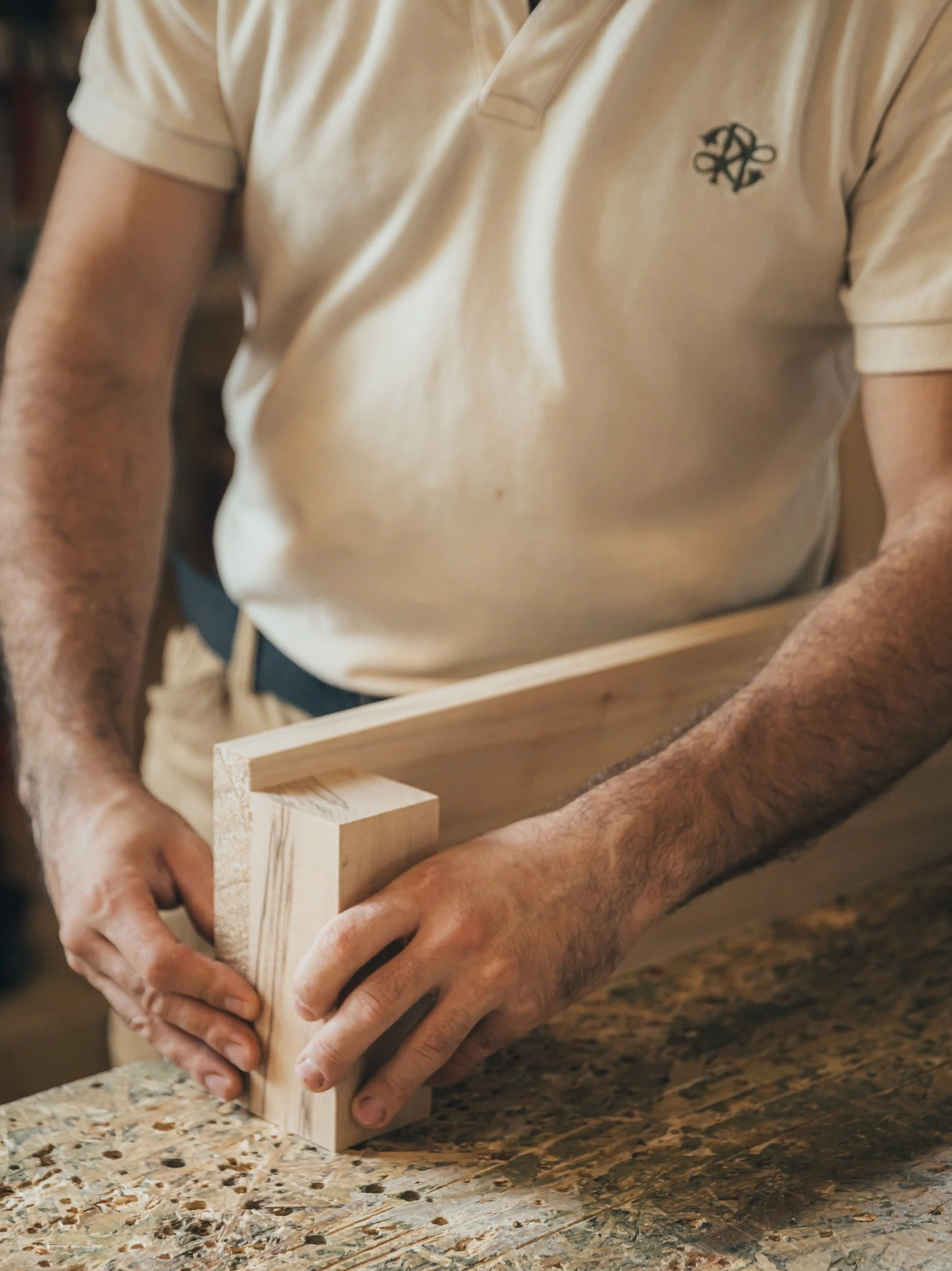 Menuiserie artisanale - assemblage du peuplier blond pour sommier Lit National